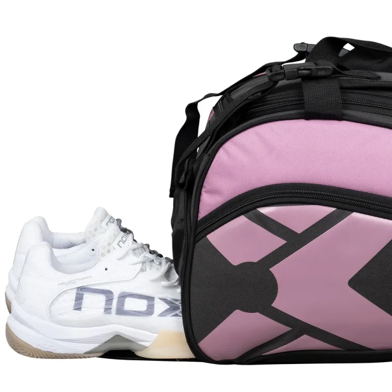 Paletero Nox Street Series 45L Gris y Rosa, junto a unas zapatillas