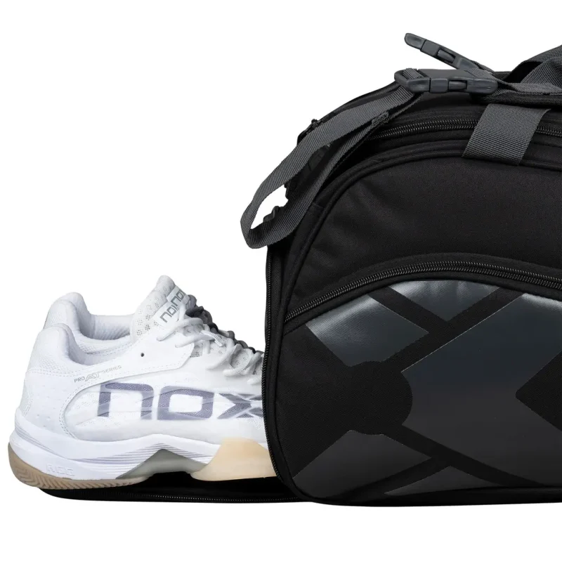 Paletero Nox Street Series 45L Negro y Gris, junto a unas zapatillas